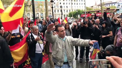 Ces Espagnols d'extrême droite déchirent le drapeau catalan en signant en souvenir de Franco !