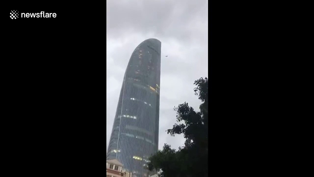 Une cabine de nettoyage d'un gratte ciel s'explose au sol sans ouvriers heureusement en Chine !