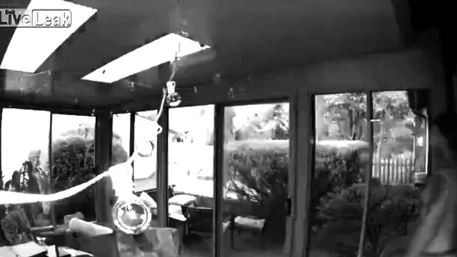 Il lâche un énorme pet et oublie la caméra de surveillance LOL