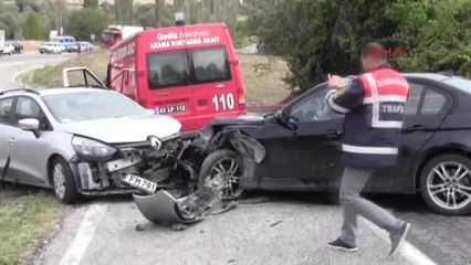 Kütahya 2 Otomobil Çarpıştı 1 Ölü 4 Yaralı