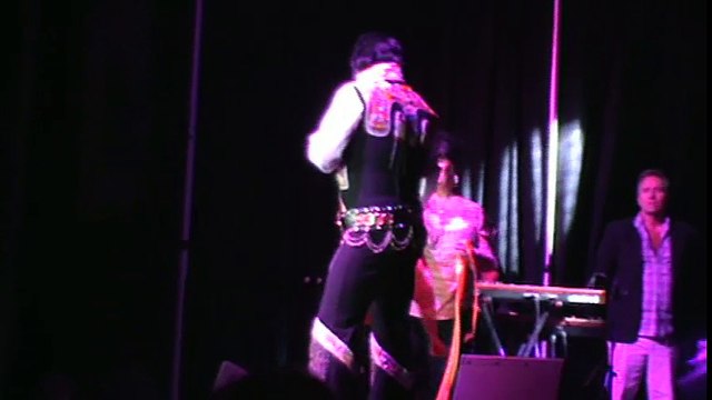 David Lee sings 'Can't Help Falling In Love' Lake George 2016