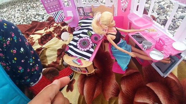 Barbie ve arkadaşları yazlığa gittiler, eğlenceli çocuk videosu