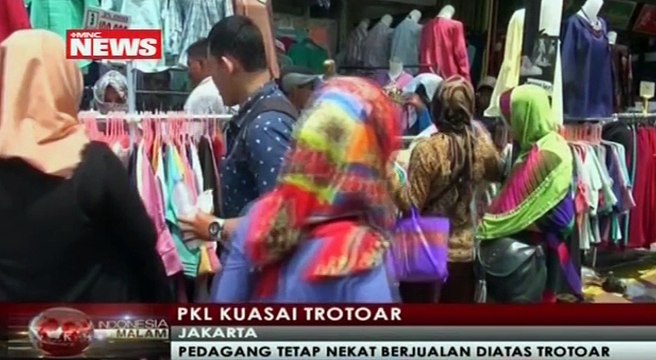Kerap Ditertibkan, PKL Masih Nekat Jualan di Trotoar Tanah Abang