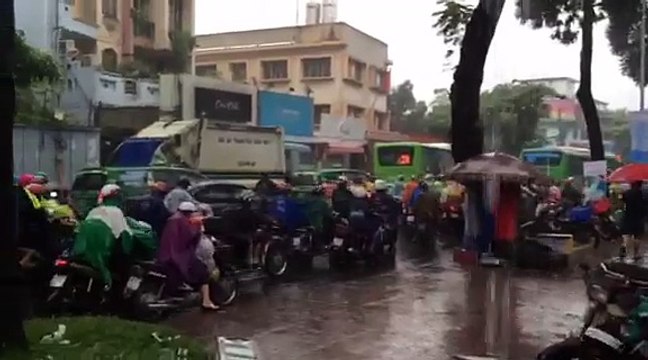 TP.HCM mưa như trút vào đầu tuần