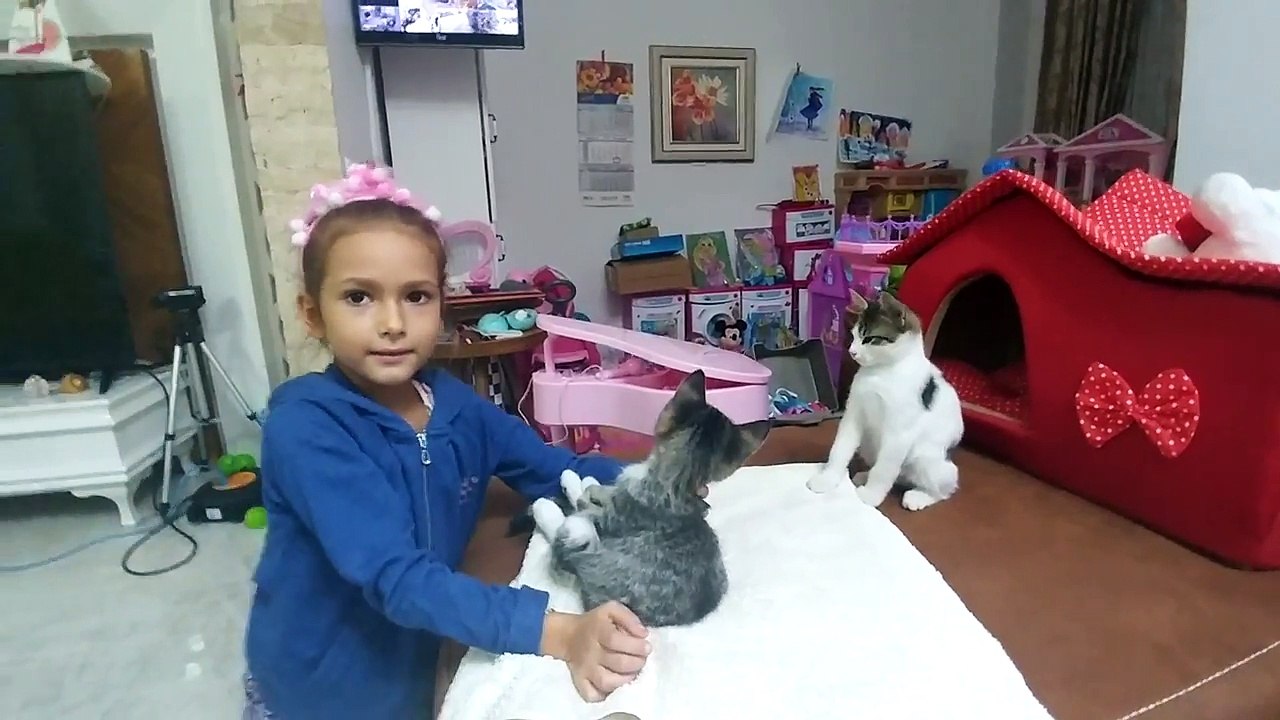 Elif ve Lera bahçede mangal yapıyor. Becerebilecekler mi ? eğlenceli çocuk videosu