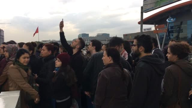 Yenibosna Metrobüs Durağında İnsan Seli