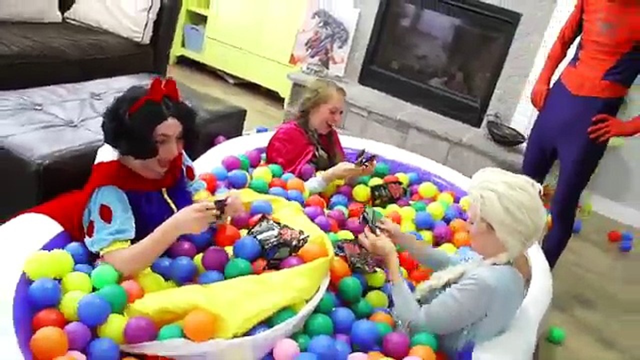 BABY ELSA & BABY SPIDERMAN w/ Ugly Frozen Elsa vs Maleficent and the Joker with kid batman & Anna