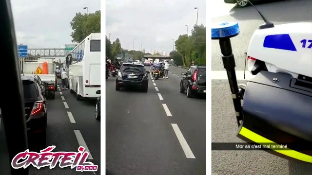 Un jeune homme roule en hoverboard entre les voitures