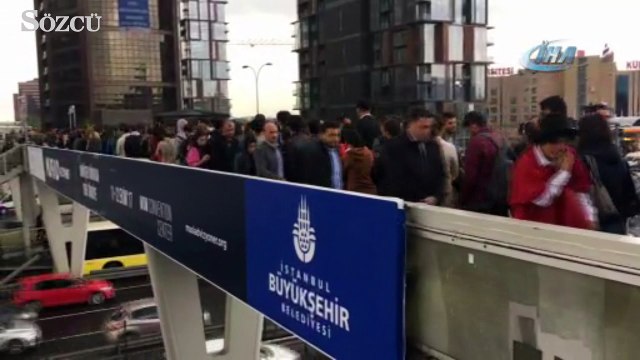 Yenibosna Metrobüs durağında insan seli