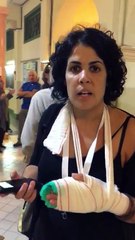 la policia española rompiedo los dedos de la mano a una chica