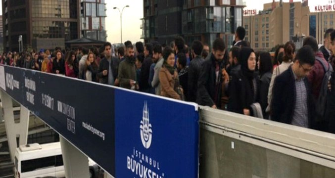 Yenibosna Metrobüs Durağında İnsan Seli! Vatandaşlar Zor Anlar Yaşadı