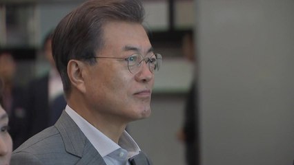 문재인 대통령, 교통방송 일일 통신원 변신...연휴 못 쉬는 근무자들 격려 / YTN
