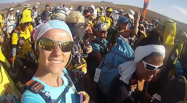 Arrivée de la 3e étape de 21km au semi-marathon des sables