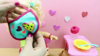 Muñeca Baby Alive en español | Clara merienda puré de pera y se baña en la bañera