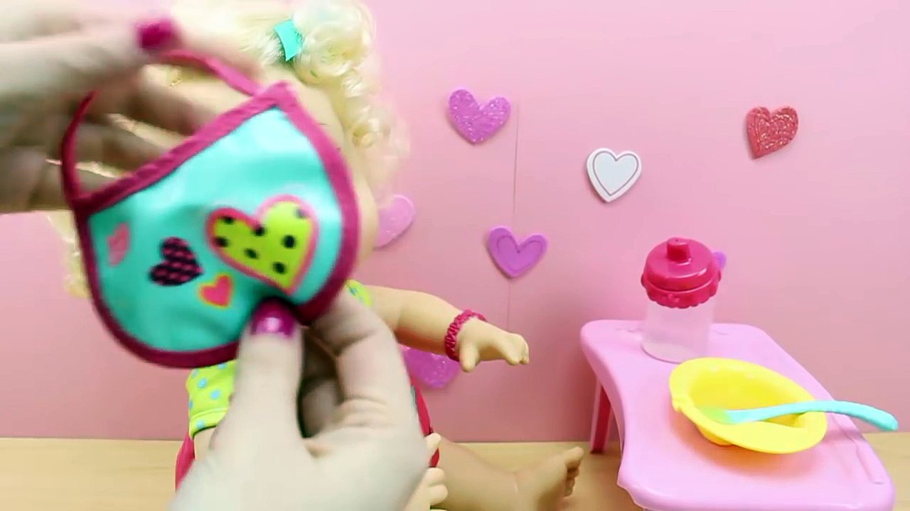 Muñeca Baby Alive en español | Clara merienda puré de pera y se baña en la bañera