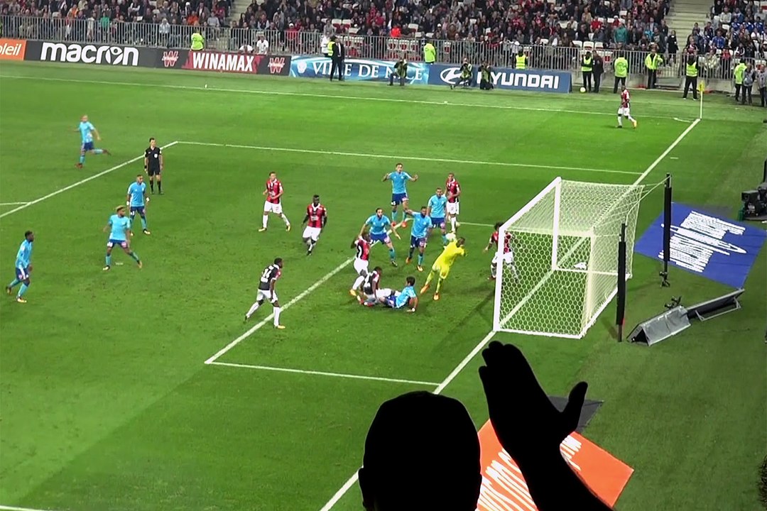 Mandanda ovationné par les supporters