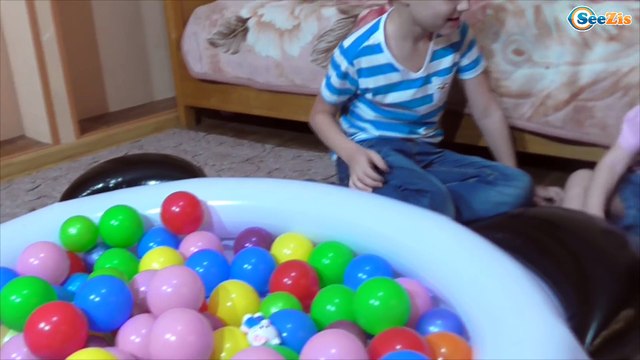 Игорек и Арина - Ищем Сюрпризы Бассейн ПАНДА с Шариками Swimming Pool Surprise eggs for kids