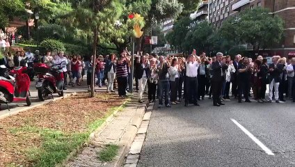 Els treballadors d’Ensenyament i d’Hisenda conflueixen amb els estudiants a la Via Augusta