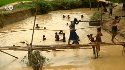 Arakanlı çocuklar çamur havuzunu oyun parkı yaptı