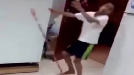 اتحداك تقلده واتحداك ماتضحك عليه ههههه