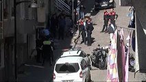 Zeytinburnu'nda Polise ve Vatandaşlara Bıçakla Saldıran Şahıs, Polis Ekipleri Tarafından...