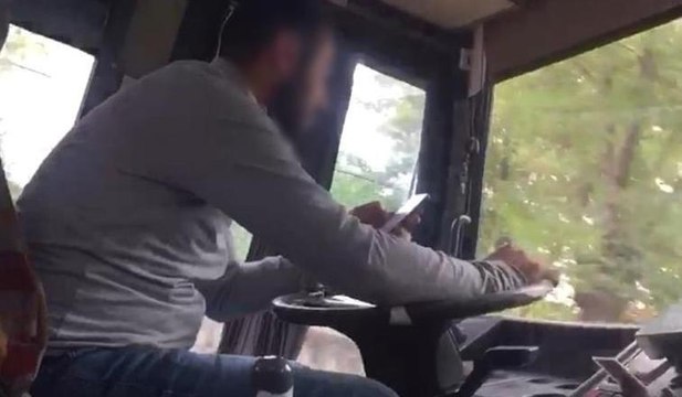 Yolcular cep telefonuyla kaydetti: Bir elde direksiyon, diğerinde telefon