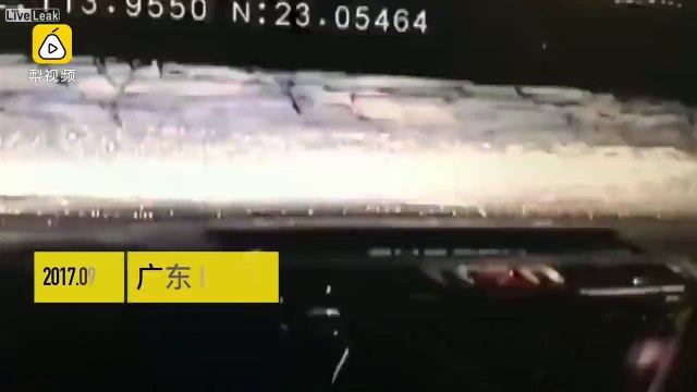Une planche de bois sur l'autoroute termine dans le pare-brise de cette voiture en chine !