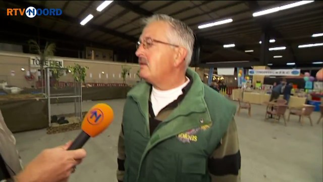 Enorme fou rire entre un journaliste et un éleveur de poules qui a le même rire que ses animaux