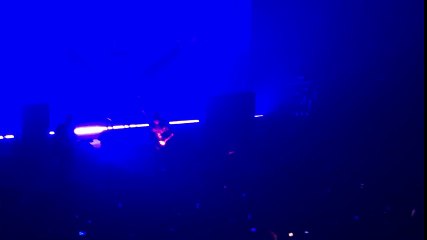 Marilyn Manson écrasé par son décor géants sur scène...