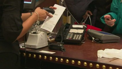 지난 1년 해외서 30조 썼다...내수 진작엔 찬물 / YTN