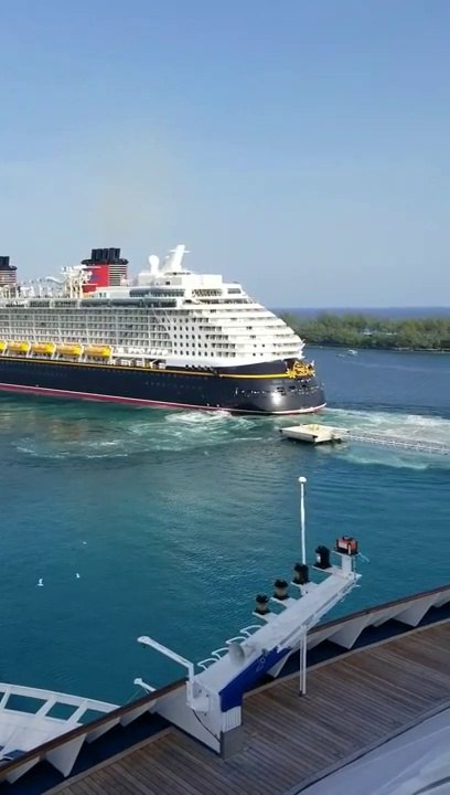 Ce bateau de croisière percute un ponton pendant son accostage et fend sa coque! Douloureux et couteux