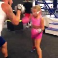Cette fillette s'entraine à la boxe les yeux bandés!