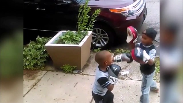 2 gamins s'entrainent à la Boxe est c'est incroyable