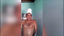 Cet homme et sa technique de douche vont vous faire economiser beaucoup d'argent