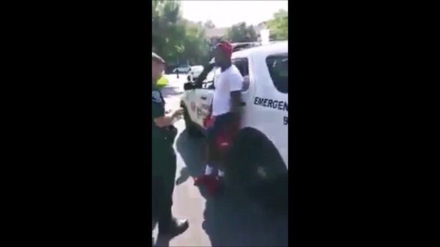 Ce jeune fait une petite blague à un flic en plein controle...