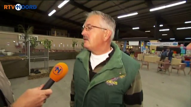 Un éleveur de poules avec un rire très drôle.Attention : fou rire !