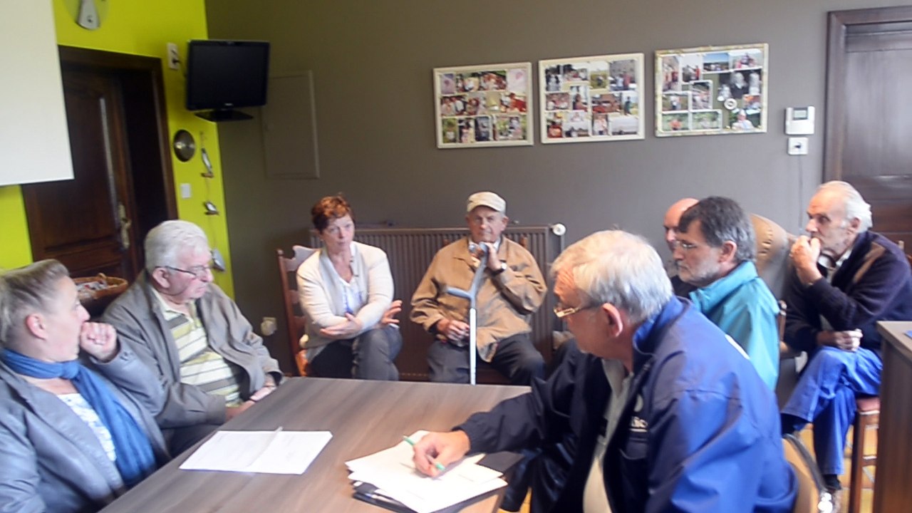 Givry.Rencontre entre citoyens pour les problèmes de vitesse dans le centre.Vidéo Eric Ghislain