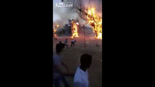 Cet Indien se prend une statue en feu sur la tête pendant une célébration !