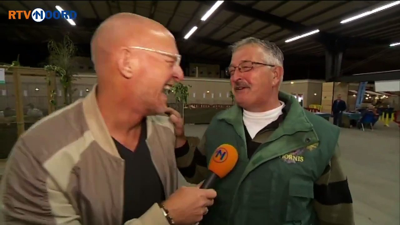 Cet éleveur fermier a un rire.. de poule !!!