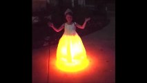 Cette robe à LED qui s'illumine et change de couleurs va vous en mettre plein la vue