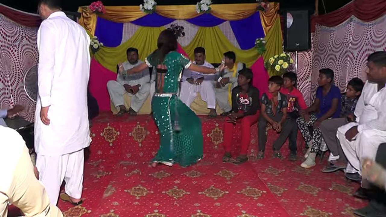 Enjoy hot mujra dance