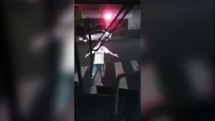 Zombi hapı içen adam otobüse kafa atıyor