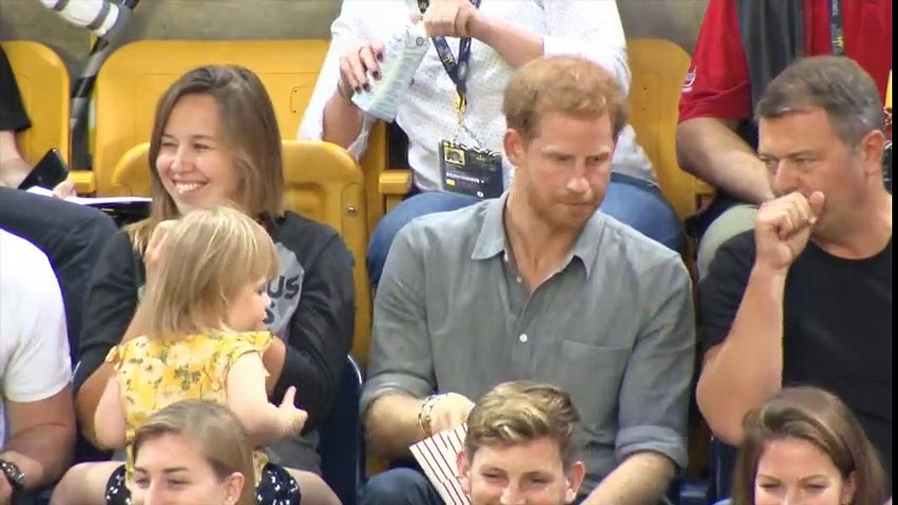 Une petite fille dérobe du pop-corn au Prince Harry