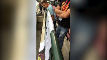 A l'entraînement des Diables, des ultras déploient une banderole avec le visage de Nainggolan