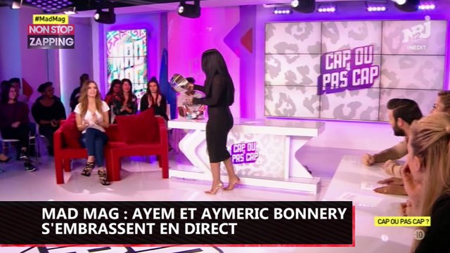Ayem et Aymeric Bonnery s’échangent un baiser sur le plateau du Mad Mag (Vidéo)