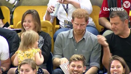 Une petite fille vole du pop-corn au Prince Harry et sa réaction est INCROYABLE