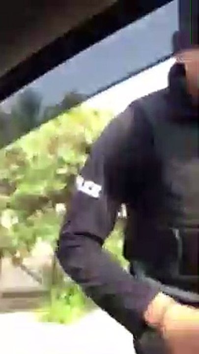 Tera Baap Ja rha hy-VIP Culture In Karachi Guy Beaten By Police