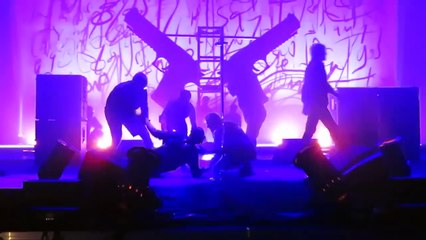 Marilyn Manson écrasé par deux pistolets géants