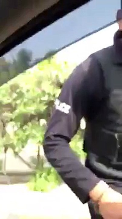 Police Officer Badly Beaten a Guy During Vip Culture In Karachi