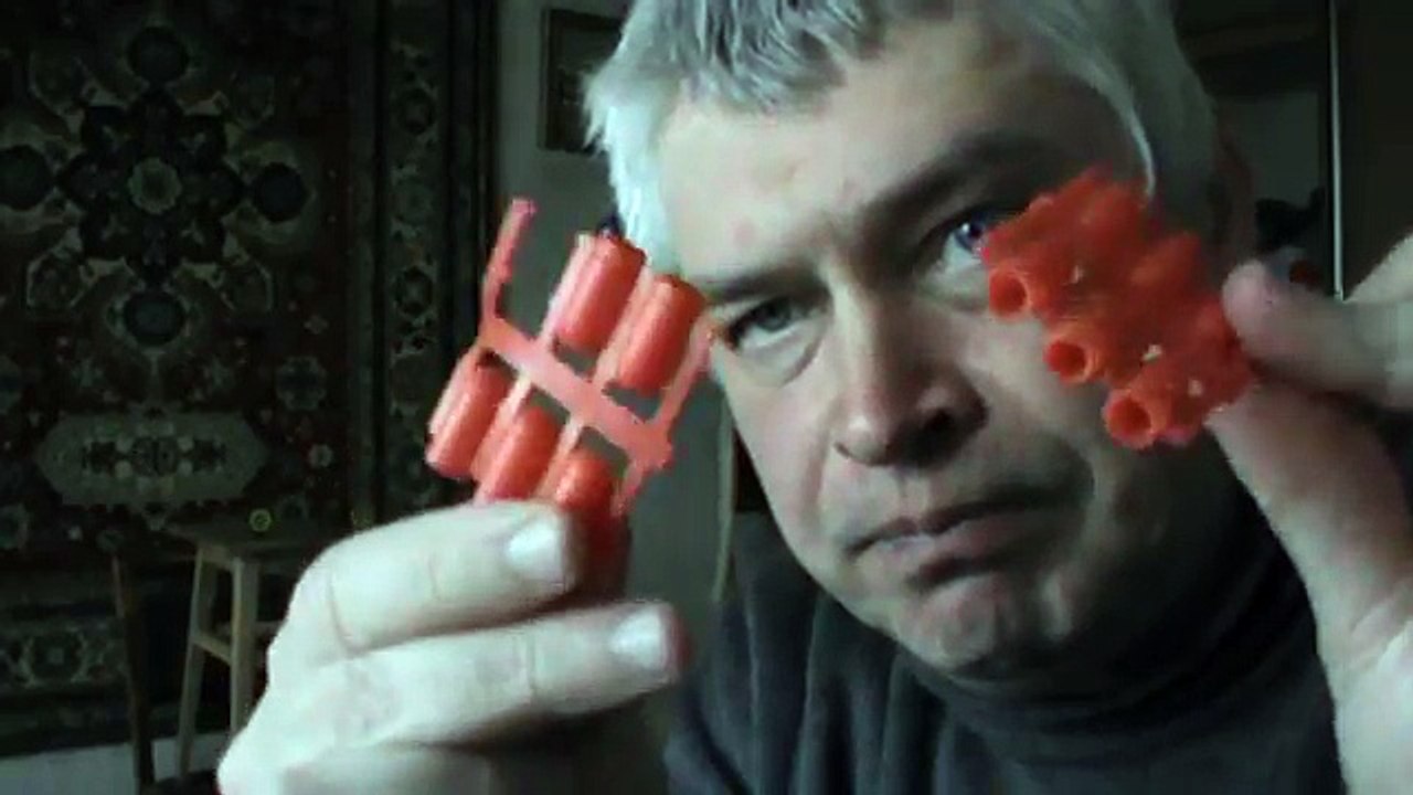 Стреляет резиновыми пульками из игрушечного пистолета по мишеням